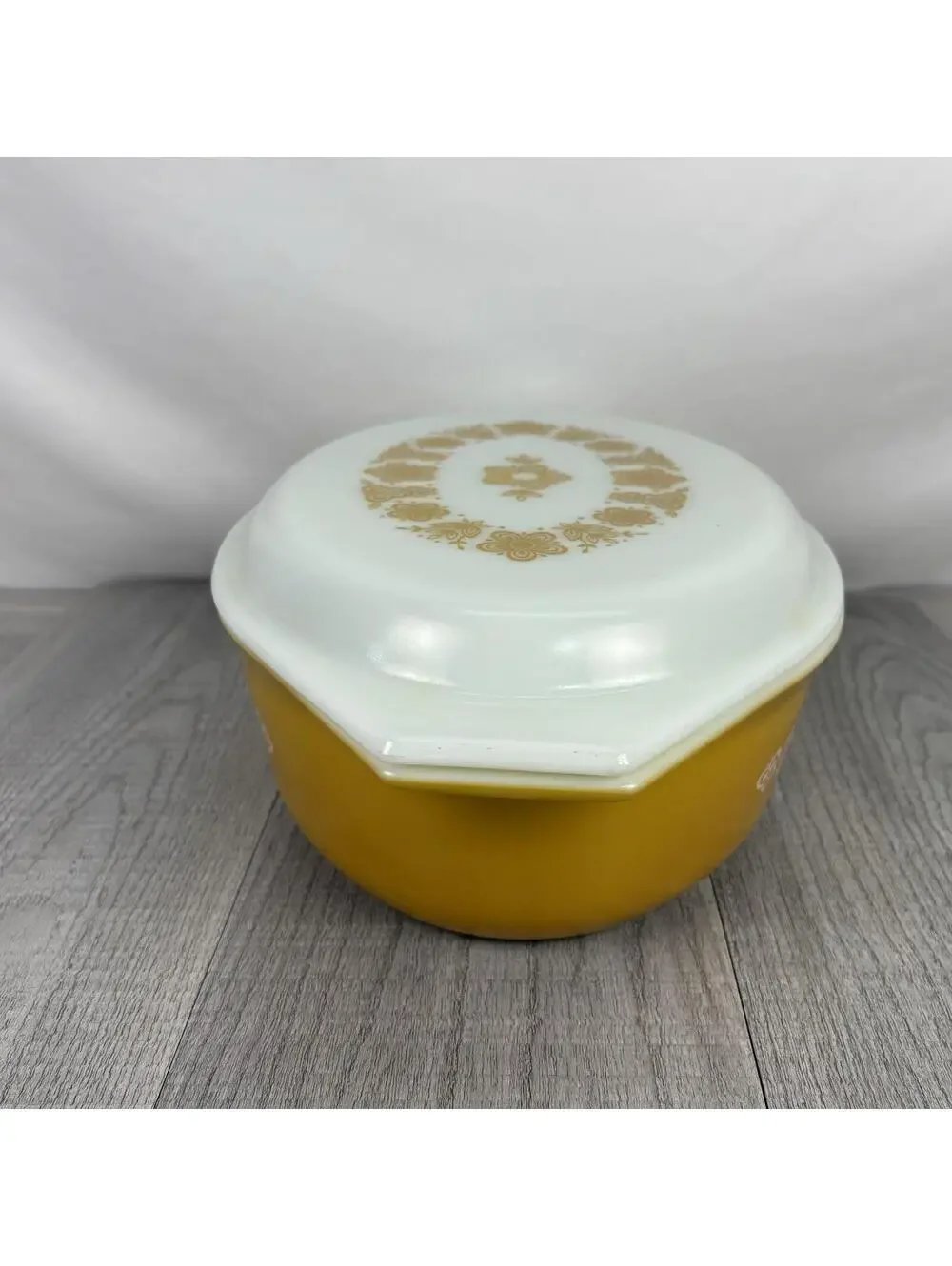 Vintage PYREX Ovenware Casserole Dish With Lid Butterfly Gold 2.5 Qt Made in USA - Picture 2 of 12